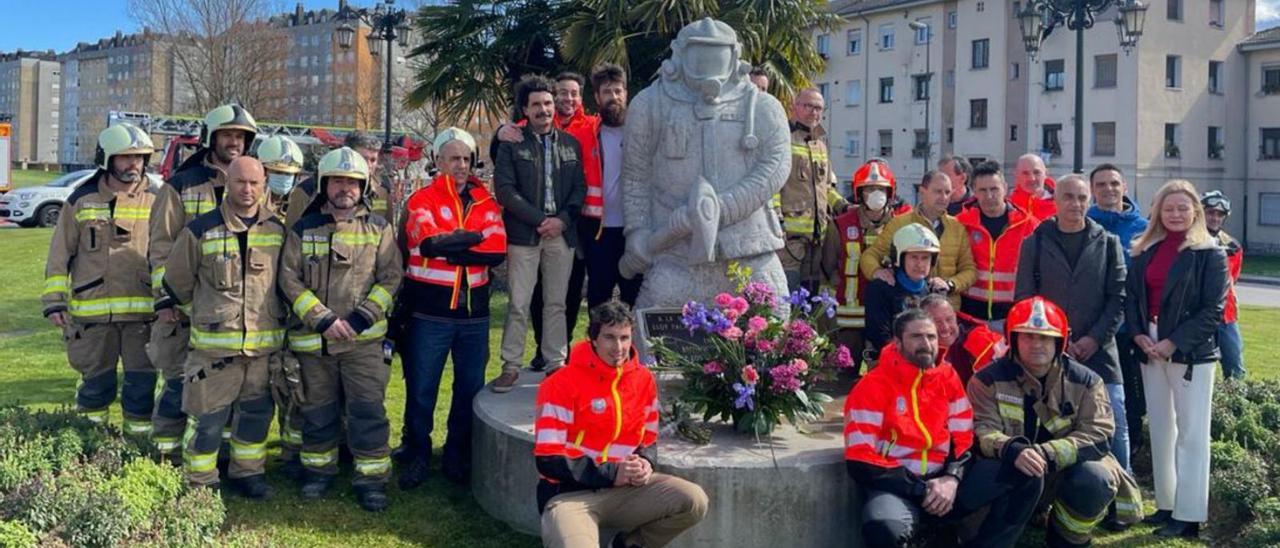 Los Bomberos de Oviedo, con la familia de Eloy Palacio, ayer, junto a la estatua del Rubín. | LNE