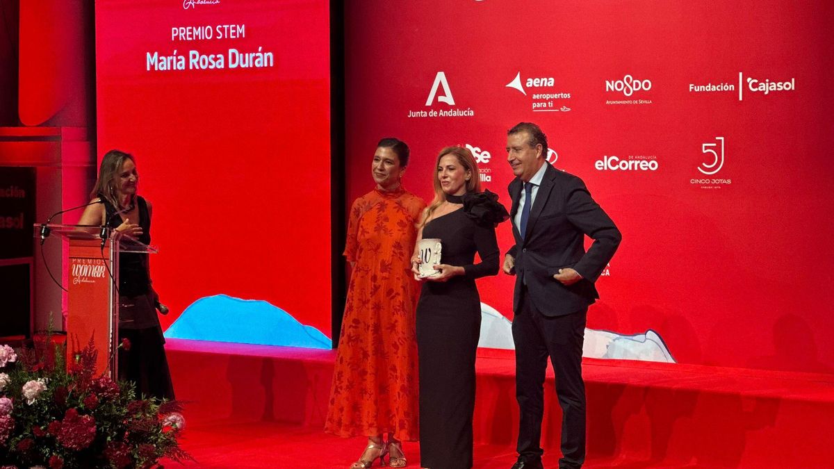 La investigadora científica María Rosa Durán recibe el Premio STEM  en la gala Premios Woman Andalucía
