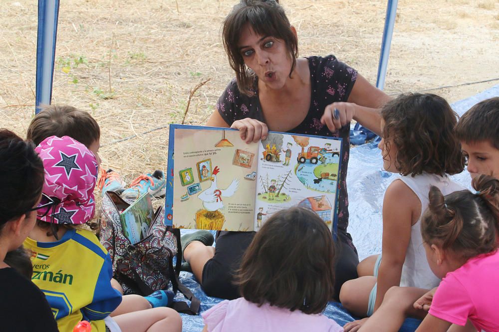 Los vecinos del entorno de la calle Carretería  y de La Goleta celebraron en la calle Gigantes un programa de actividades para niños con el fin de dar visibilidad a los deficiencias que presenta la zo