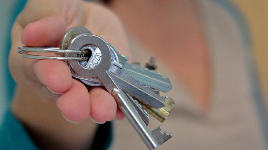 Schlüsselübergabe nach Wohnungskauf.