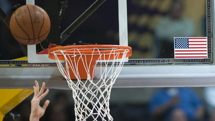 El jugador de los Laker de Los Angeles, el español Pau Gasol encesta ante los Bobcats de Charlotte durante la primera mitad del juego de la NBA que se disputa en el Staples Center de Los Angeles, California.