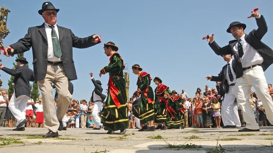 Eduardo Otero (primeiro pola esquerda) exercendo de guía na danza de San Roque do Hío.