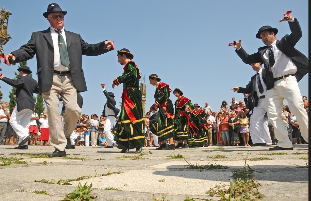 Eduardo Otero (primeiro pola esquerda) exercendo de guía na danza de San Roque do Hío.