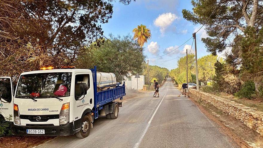 La brigada de caminos limpia una vía secundaria. | CIF