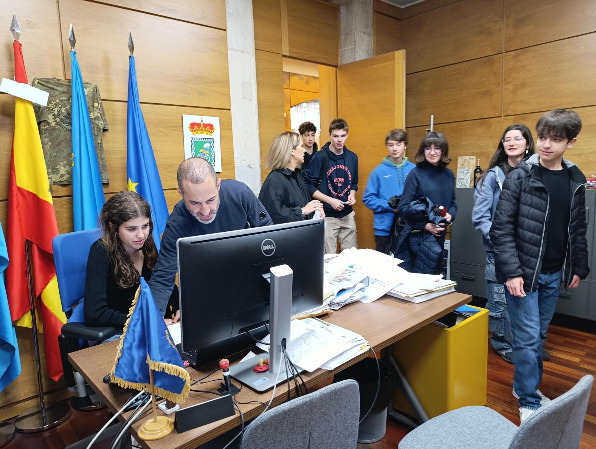 La visita de la Banda de Música del Conservatorio de Sabadell al Ayuntamiento de Siero, en imágenes