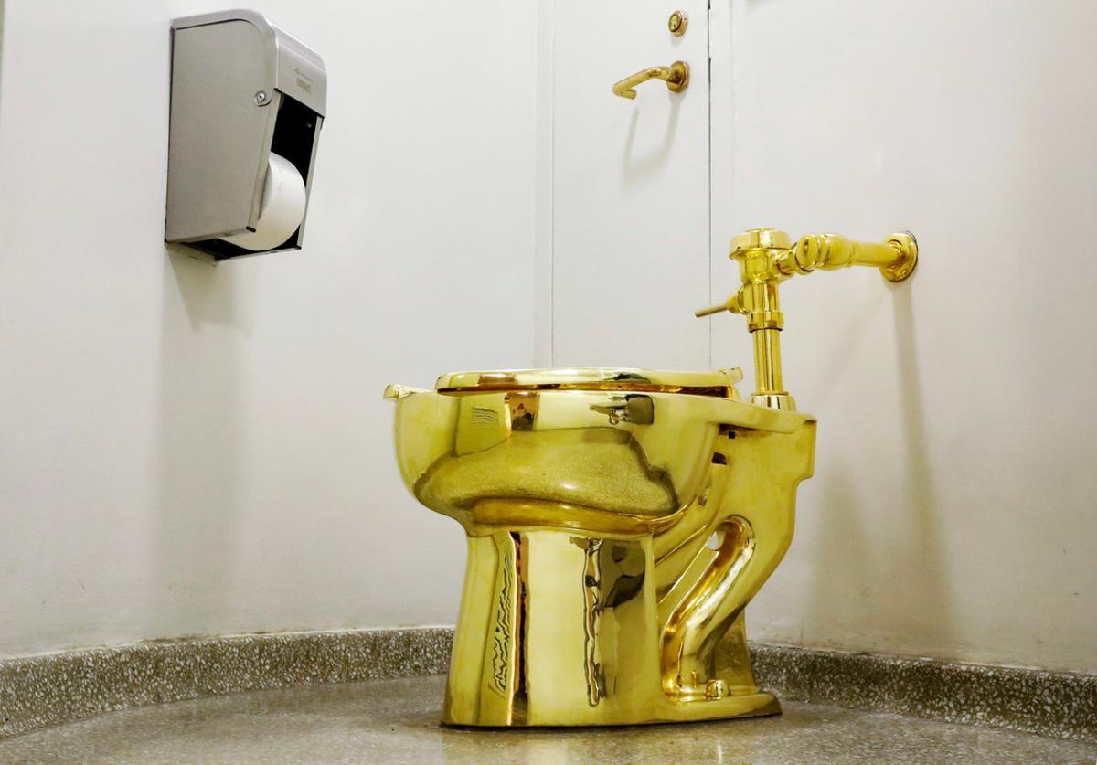 FILE PHOTO:   Maurizio Cattelanâ¿¿s â¿¿America,â¿¿ a fully functional solid gold toilet is seen at The Guggenheim Museum in New York City, U.S., August 30, 2017.   REUTERS/Brendan McDermid/File Photo   NO RESALES. NO ARCHIVE.