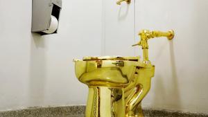 FILE PHOTO:   Maurizio Cattelanâ¿¿s â¿¿America,â¿¿ a fully functional solid gold toilet is seen at The Guggenheim Museum in New York City, U.S., August 30, 2017.   REUTERS/Brendan McDermid/File Photo   NO RESALES. NO ARCHIVE.