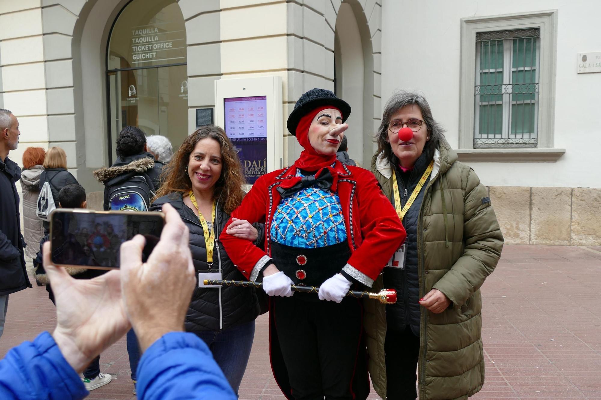 La Dona dels Nassos passeja pel centre de Figueres