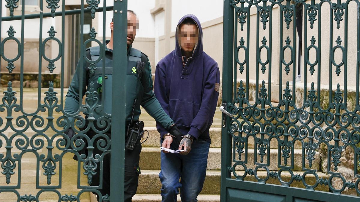 Antonio. M. P, el joven de 19 años acusado por el presunto homicidio de su padre, José Manuel Mayo Brea, de 59 años, es conducido a prisión a la salida del juzgado, esta tarde en Muros, A Coruña.