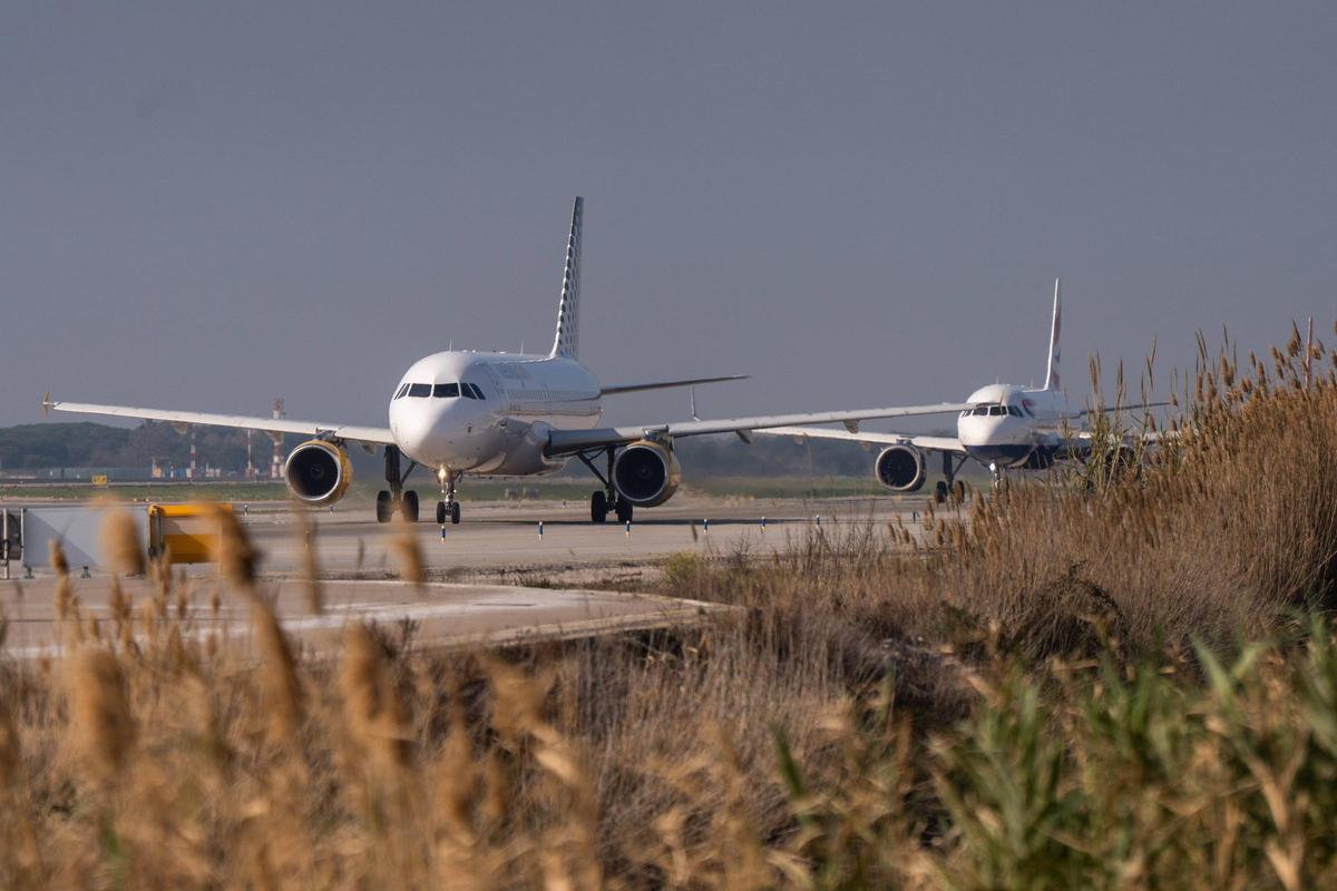 Recorrido por el campo de vuelo del Aeropuerto de Barcelona‑El Prat junto a su directora, Eva Valenzuela, en una visita con un grupo reducido de medios para explicar las futuras actuaciones previstas en la infraestructura.