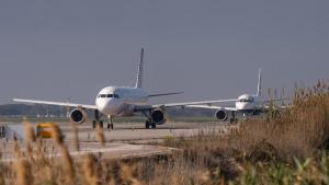 Recorrido por el campo de vuelo del Aeropuerto de Barcelona‑El Prat junto a su directora, Eva Valenzuela, en una visita con un grupo reducido de medios para explicar las futuras actuaciones previstas en la infraestructura.