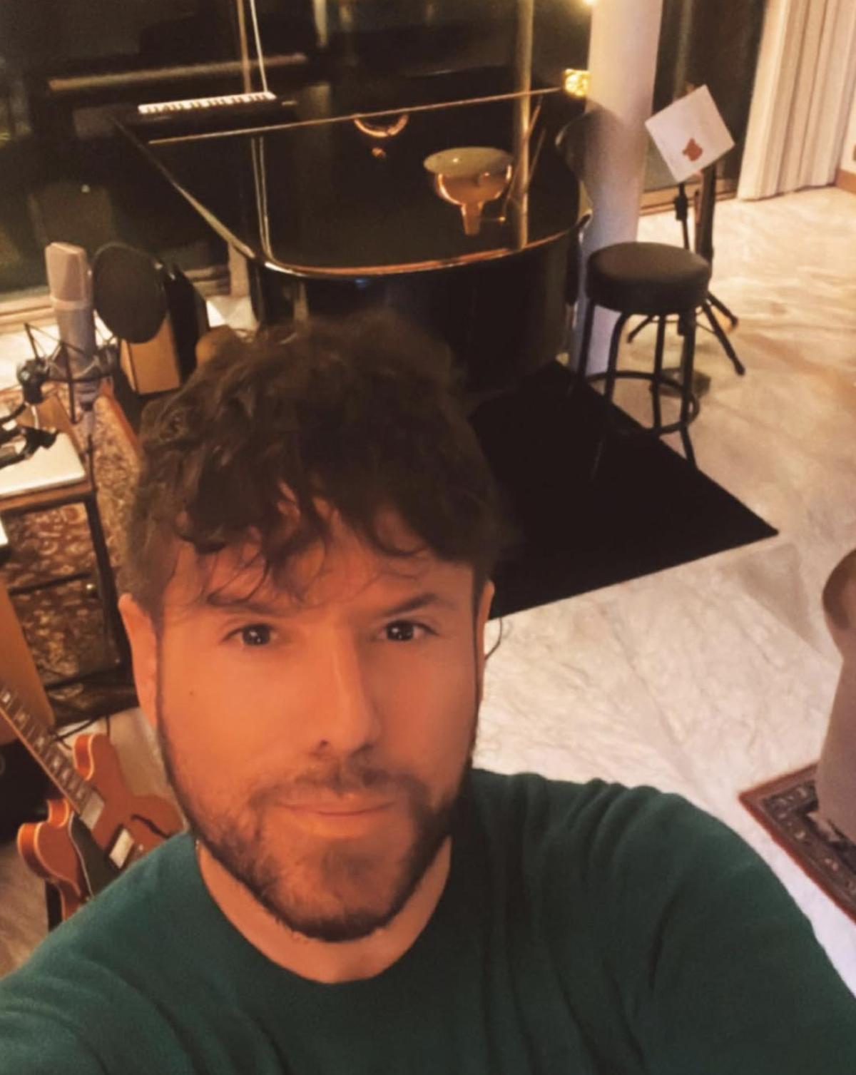 El estudio de grabación de Pablo López con un precioso piano de cola