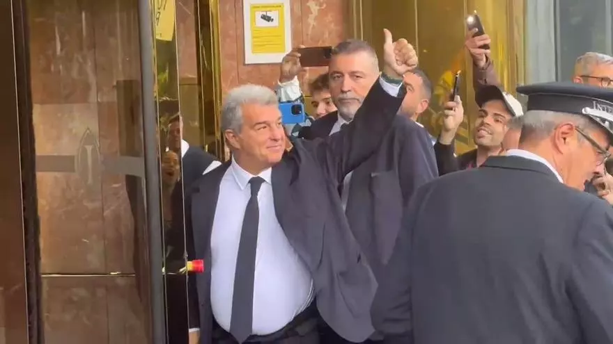 Baño de masas de Laporta a su llegada a Madrid para el Clásico