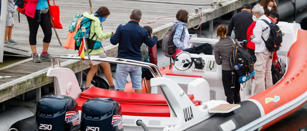 Peregrinos embarcando en Vilanova para recorrer la ruta marítima Xacobea.