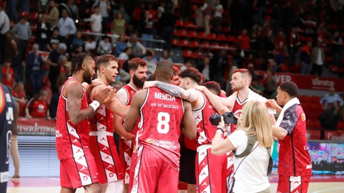 Los jugadores del Casademont se abrazan tras ganar un partido.