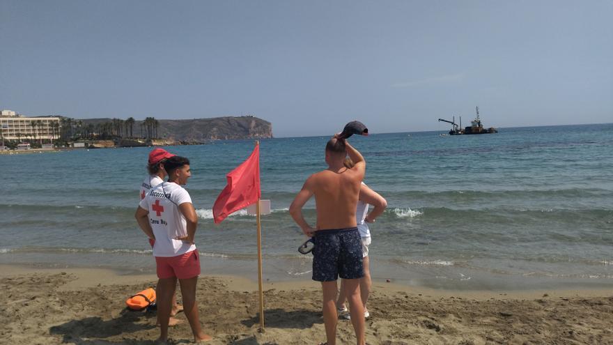 Cierre del Arenal de Xàbia: indignación de los bañistas y gran labor de la Cruz Roja