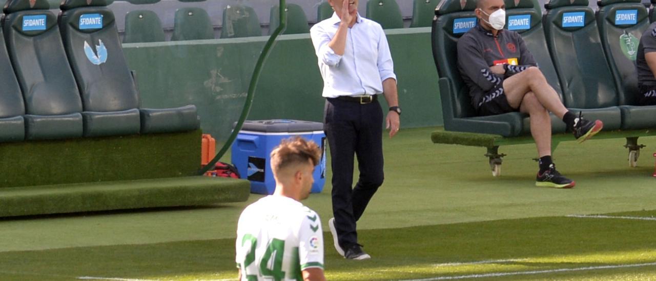 Fran Escribá dando instrucciones, durante el partido ante el Atlético de Madrid