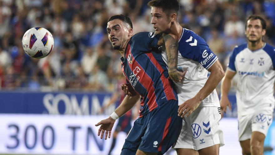 Un caótico Huesca se pega un tiro en el pie ante el Tenerife (0-2)
