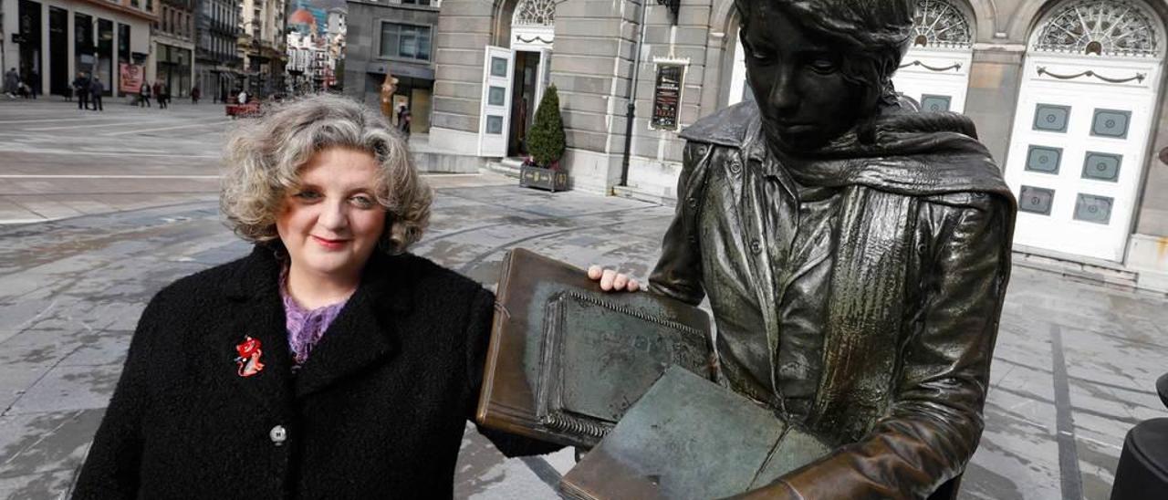 Julia Urdiales, en Oviedo, ante el teatro Campoamor.