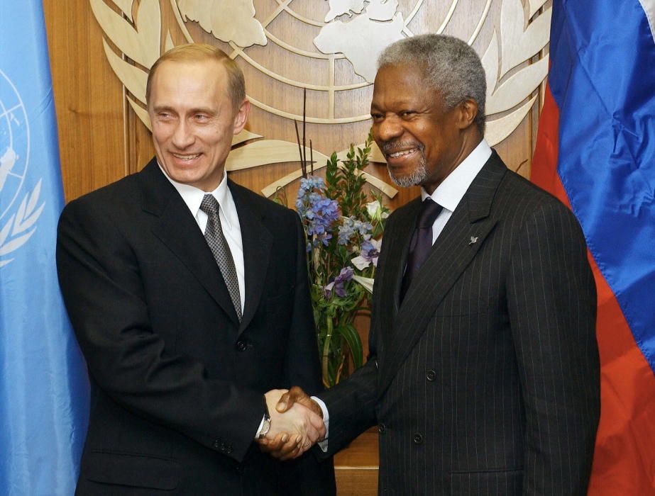 El presidente ruso Vladimir V. Putin estrecha la mano del secretario general de las Naciones Unidas, Kofi Annan, el 15 de noviembre de 2001, antes de su reunión en la sede de la ONU en Nueva York.