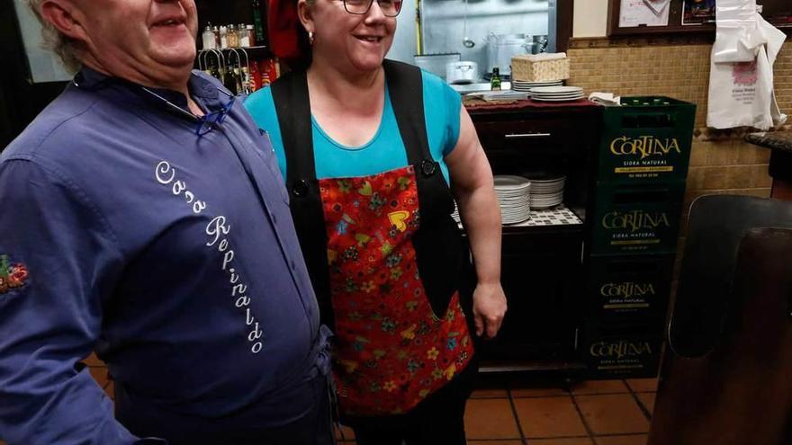 Ángel Repinaldo y Feli Espinosa, ayer, trabajando en su restaurante de Candás.