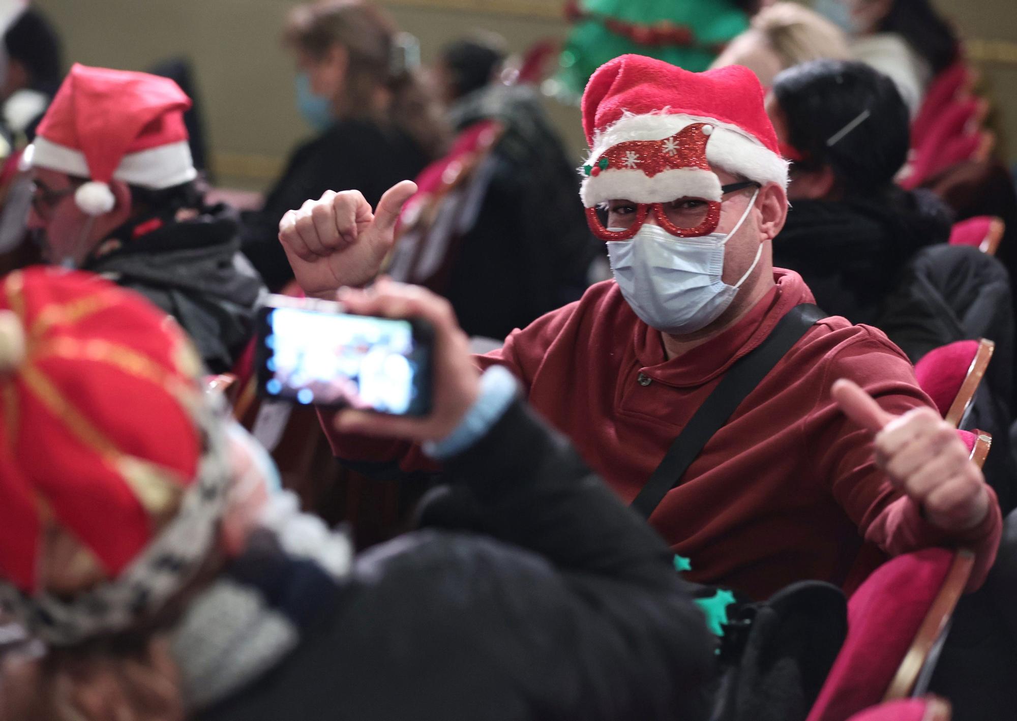 Archivo - Un hombre disfrazado se hace una fotografía minutos antes del inicio de la celebración del Sorteo Extraordinario de la Lotería de Navidad 2021, en el Teatro Real de Madrid, a 22 de diciembre de 2021, en Madrid, (España). A diferencia del año pas