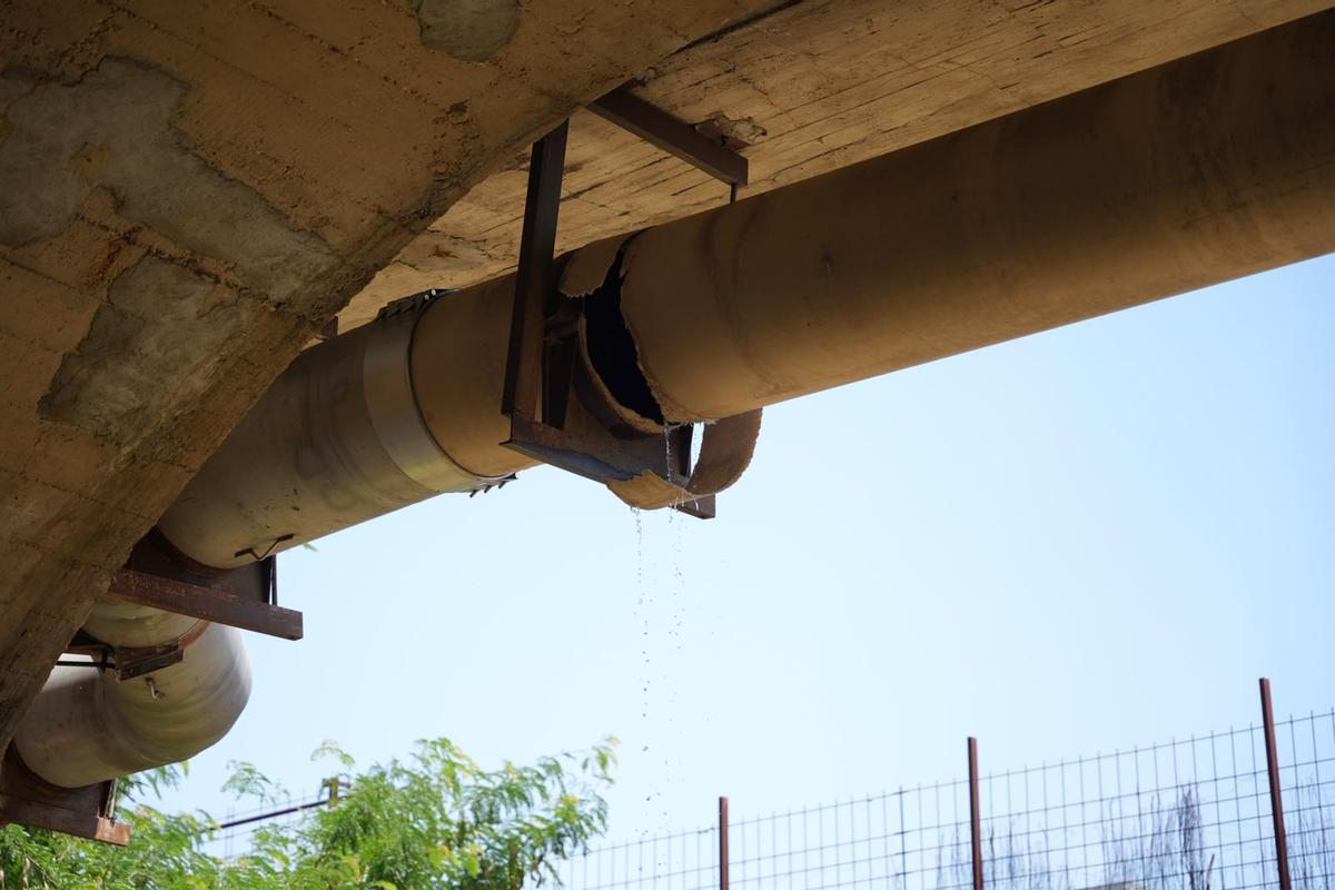 Imagen de la rotura de la tubería que cruza el puente de la Universidad de Badajoz.