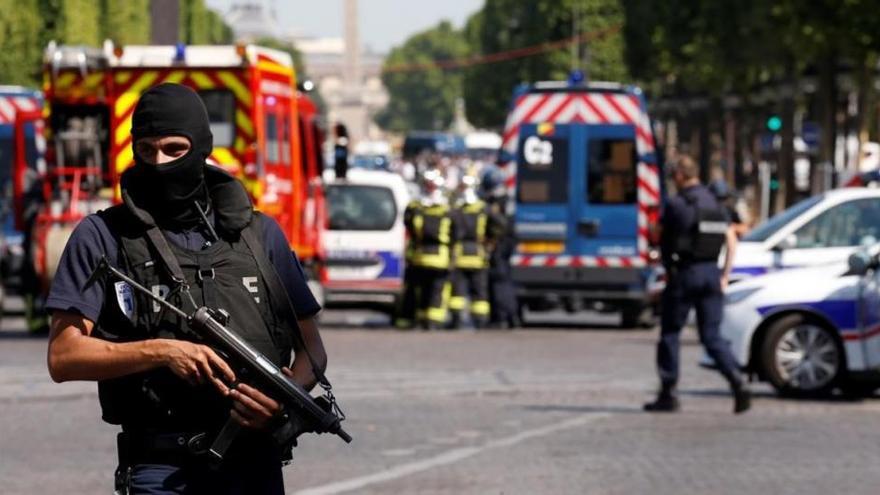 La policía francesa acordona el palacio presidencial del Elíseo, en París