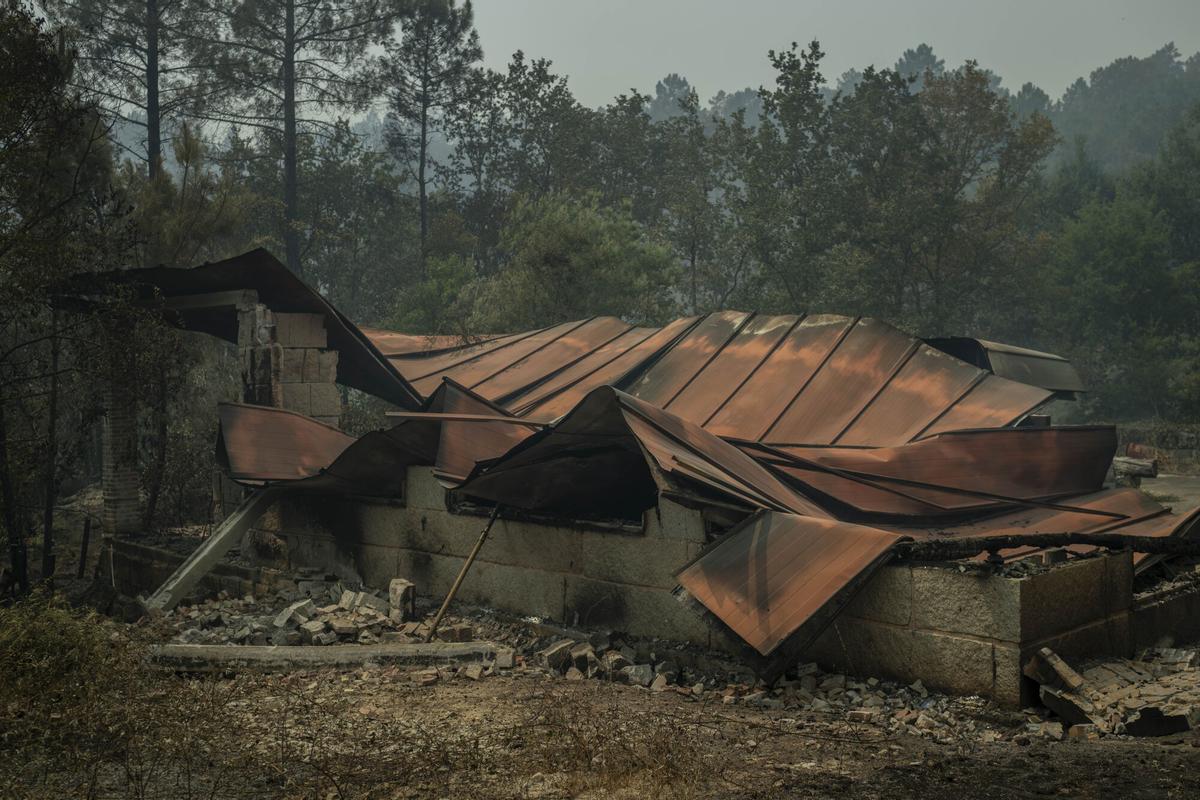 Vista de una construcción calcinada como consecuencia del incendio forestal en Carballeda de Avia (Ourense)