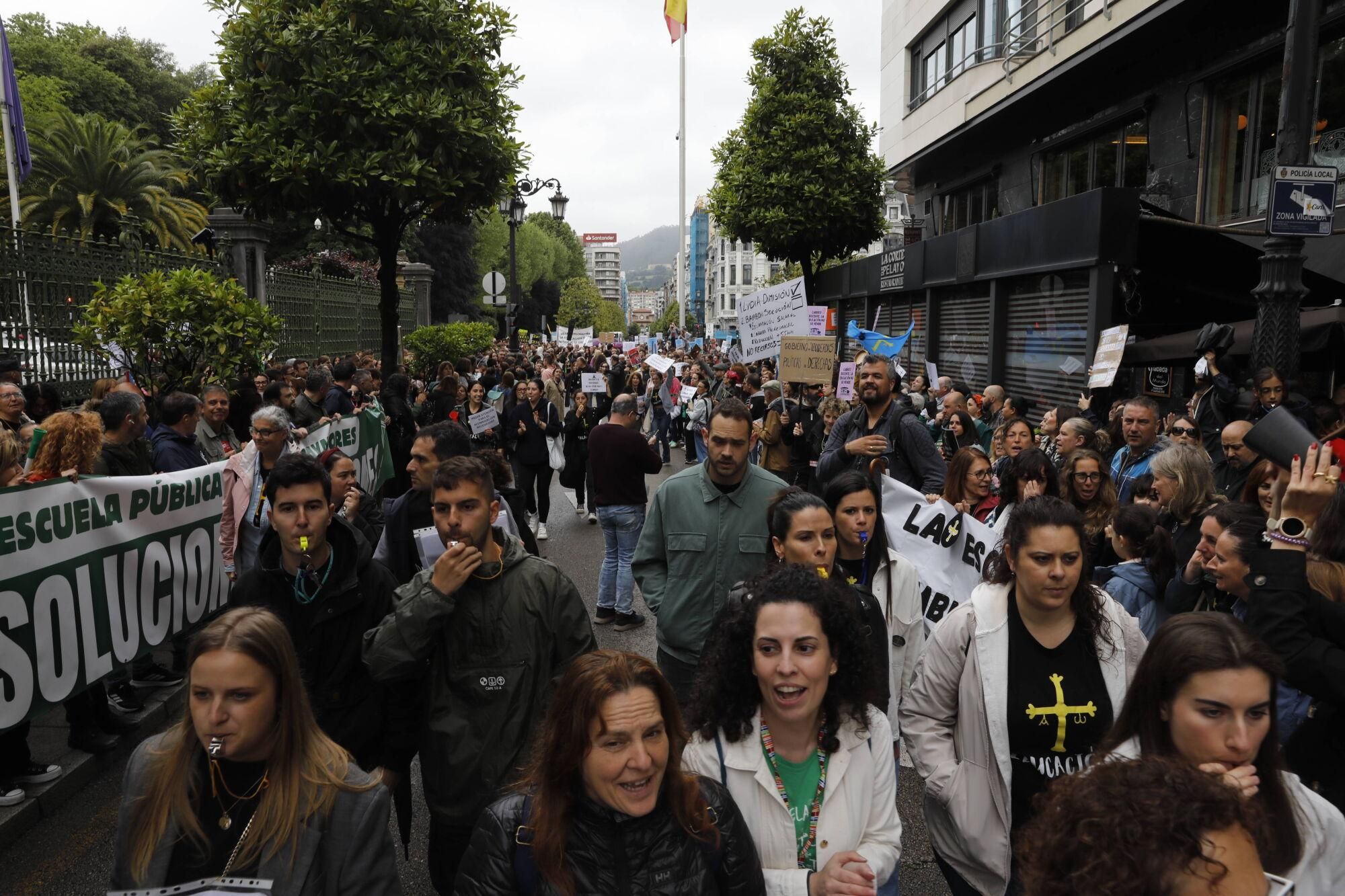 EN IMÁGENES: Nueva manifestación masiva de los docentes, que acabó en la Junta General 