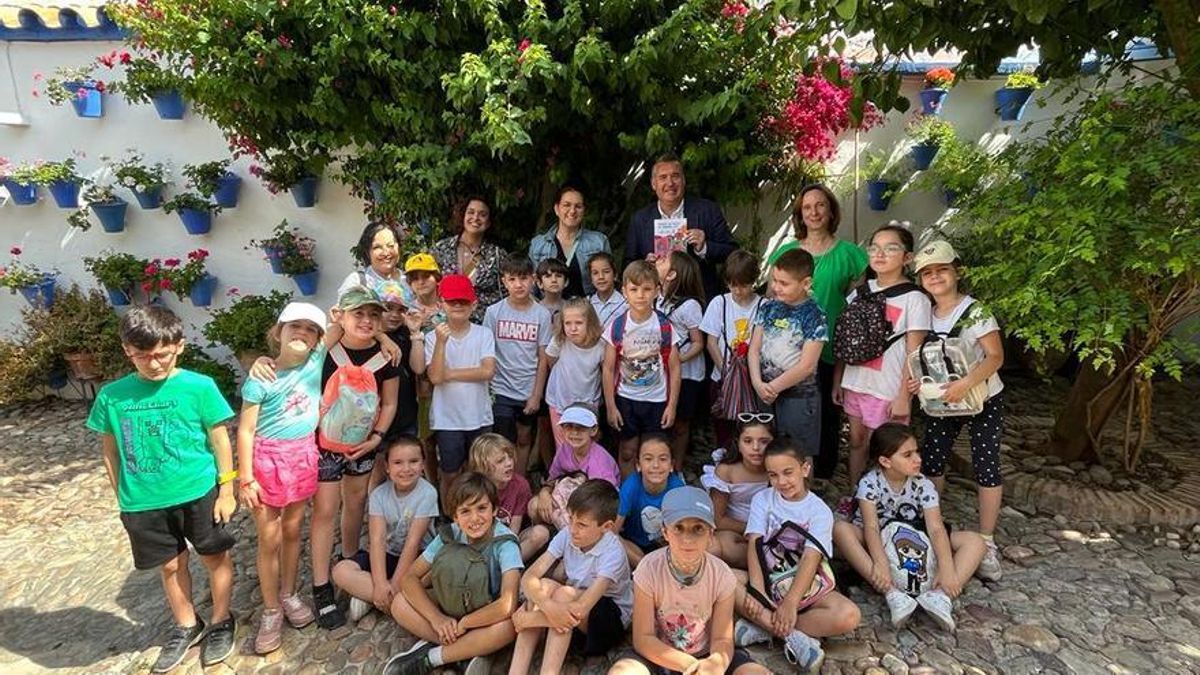 Manuel Torrejimeno, junto a alumnos y profesoras del CEIP Colón.