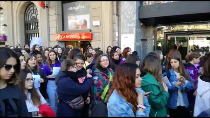 Els càntics feministes d'unes 500 joves ressonen al centre de Manresa