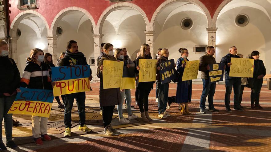 El poble de Castelló d&#039;Empúries es manifesta al costat dels seus veïns d&#039;origen eslau al Palau dels Comtes