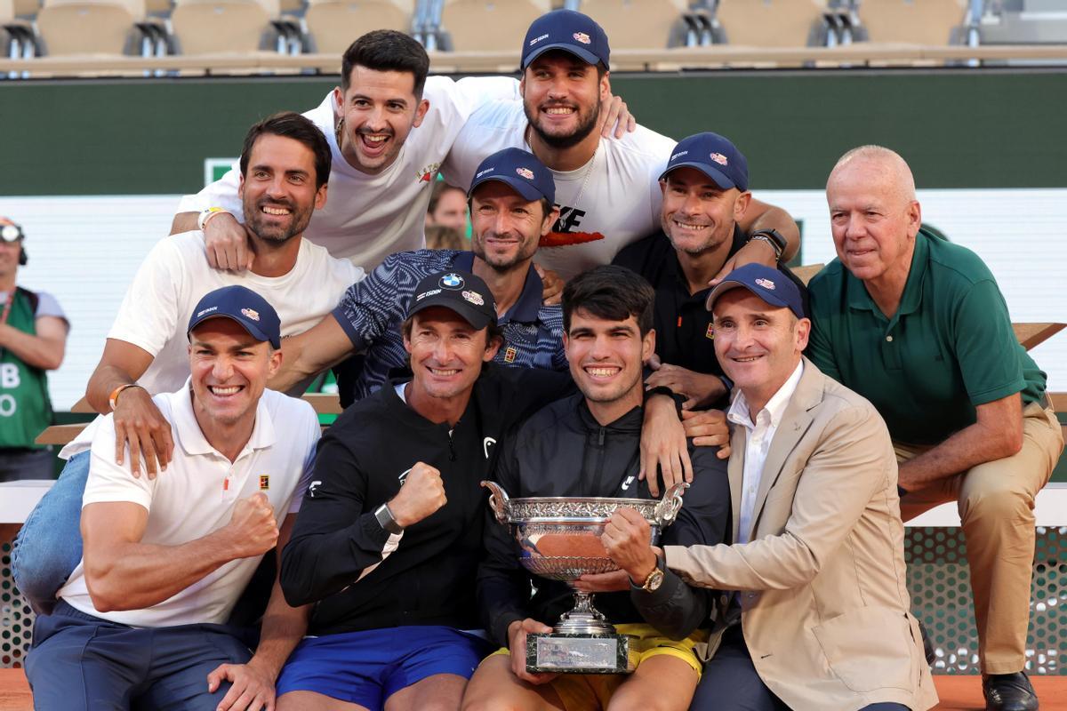 Carlos Alcaraz posa con la Copa de los Mosqueteros tras vencer a Alexander Zverev en la final de Roland Garros.