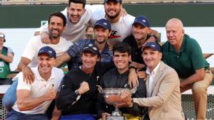 Carlos Alcaraz posa con la Copa de los Mosqueteros tras vencer a Alexander Zverev en la final de Roland Garros.