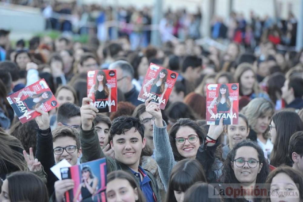 Firma de discos de Aitana en Murcia