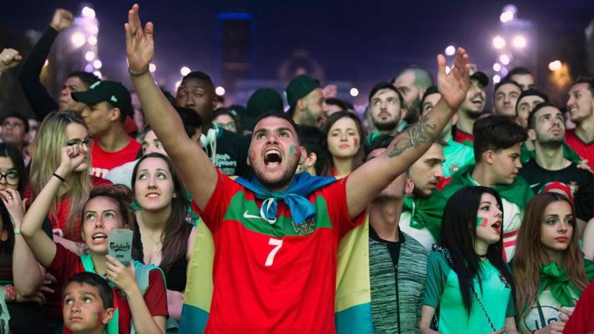 rpaniagua34603757 portugal s supporters react as they watch on a giant screen 160709211126