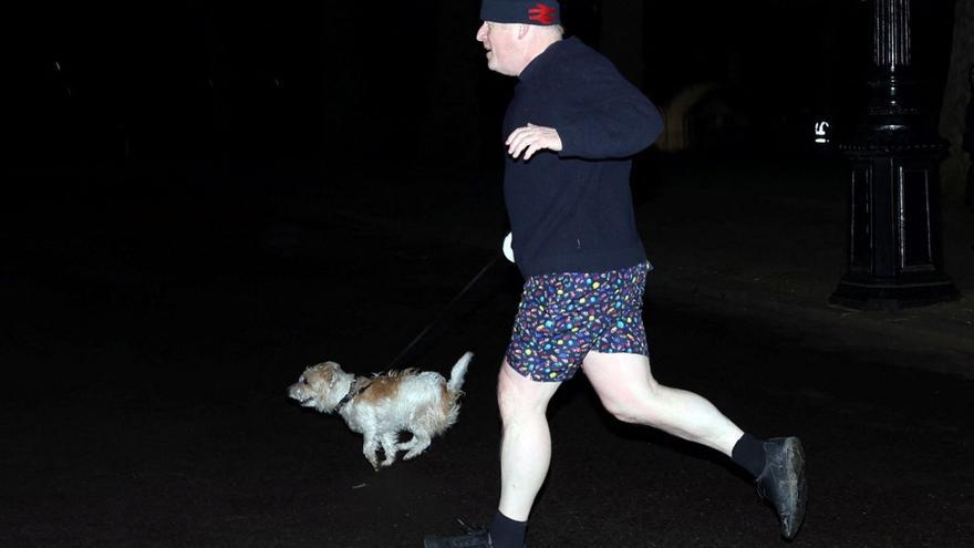 Surten a la llum noves fotos de Boris Johnson en festes durant el confinament