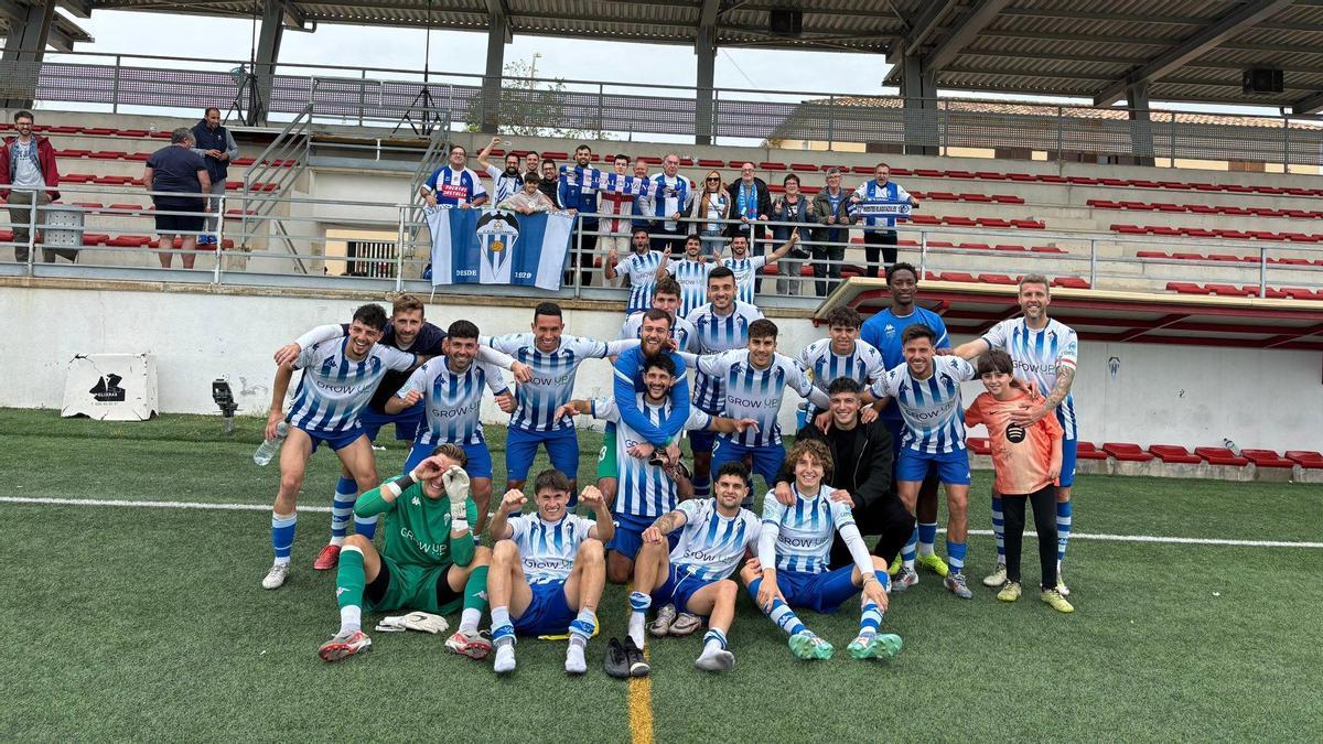 Los jugadores del Alcoyano celebran la clasificación para el playoff.