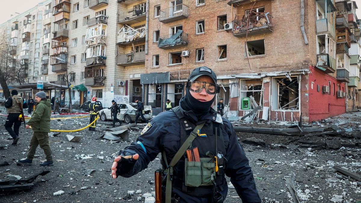Un joven relata su angustiosa huida balcón a balcón tras impactar un proyectil contra su casa en Kiev.