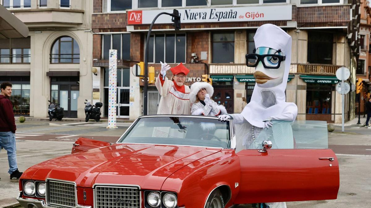 Así fue la visita de la sardina del Antroxu a LA NUEVA ESPAÑA de Gijón: "Vamos a vivir unos días increíbles"