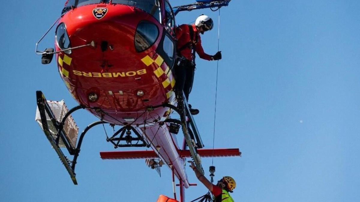 Bombers de Mallorca rescatan a una persona  en es Caló de Betlem