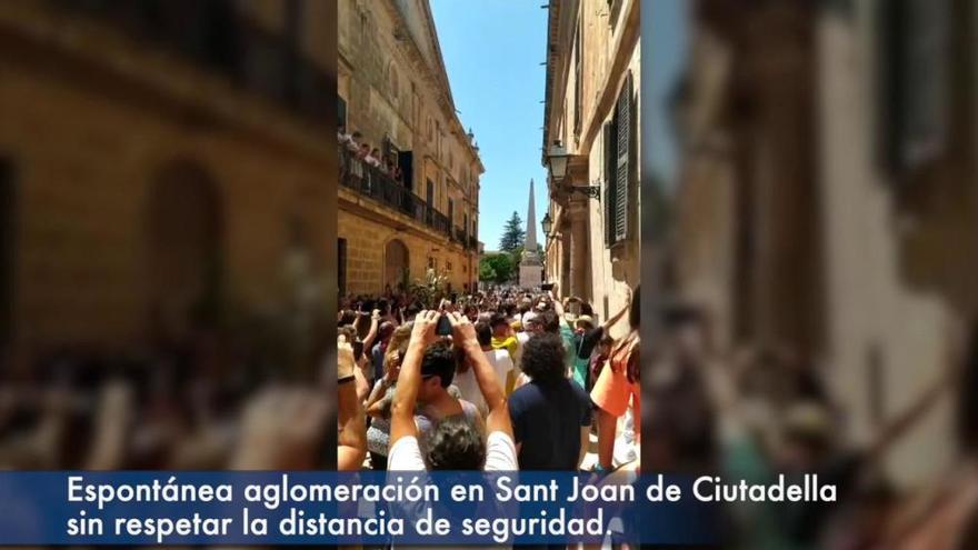 Espontánea aglomeración en Sant Joan de Ciutadella sin respetar la distancia de seguridad