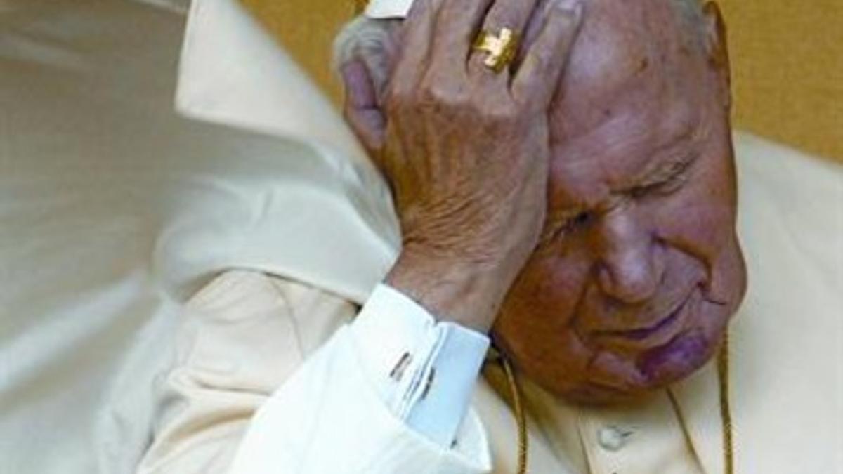 Deteriorado 8 Juan Pablo II, en una audiencia en la plaza de San Pedro en el 2002, tres años antes de morir.