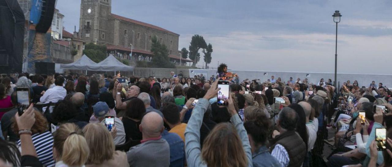 Público, ayer, en el concierto del violinista Ara Malikian en Luanco. | M. F.