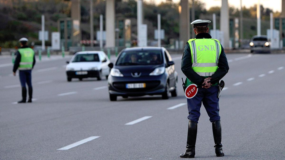 Agentes de la Guardia Nacional Republicana controlando el tráfico en una autopista de Portugal.