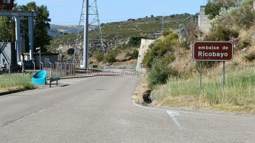 La caída de un cable de alta tensión corta la carretera del embalse de Ricobayo