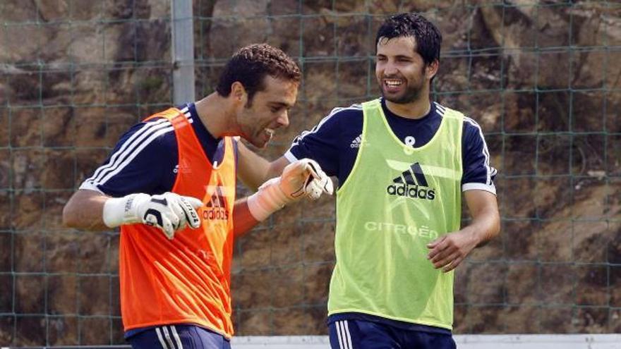 Álex López (derecha) bromea con el portero Sergio Álvarez durante un reciente     entrenamiento del Celta en A Madroa. // Ricardo Grobas
