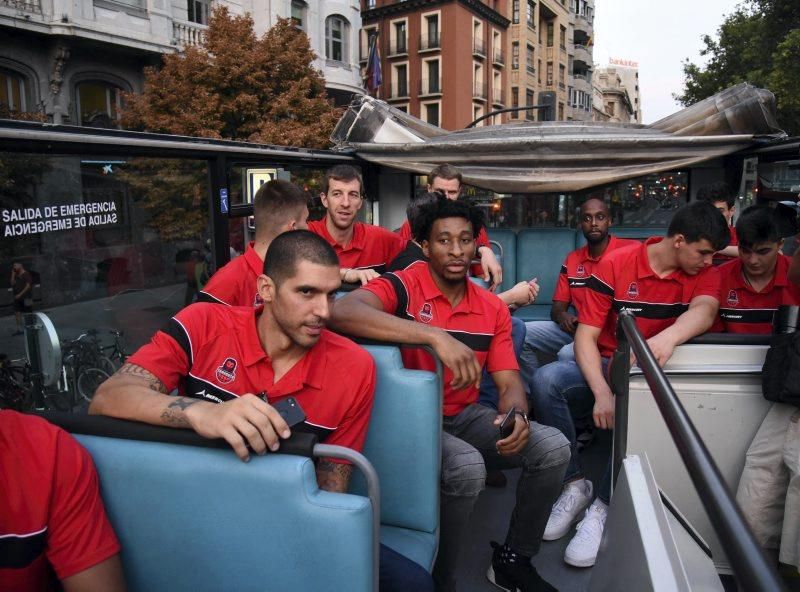 Recorrido turístico del Basket Zaragoza por la capital aragonesa