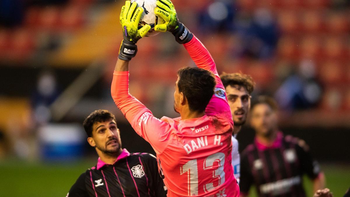 Dani Hernández coge el balón tras un disparo del Rayo.